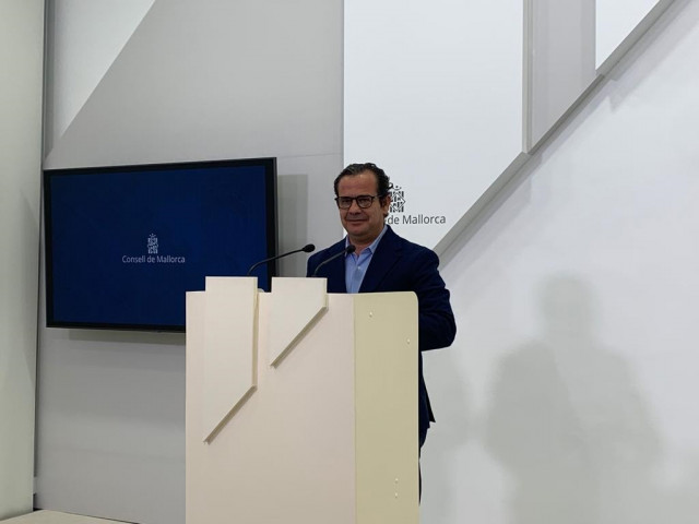 Archivo - El conseller de Presidencia del Consell de Mallorca, Antoni Fuster, en rueda de prensa.