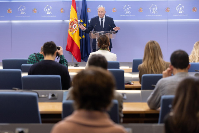 El portavoz del PP en el Congreso, Miguel Tellado, durante una rueda de prensa posterior a la Junta de Portavoces, en el Congreso de los Diputados, a 18 de marzo de 2025, en Madrid (España).
