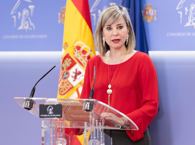 La portavoz de Sumar en el Congreso, Verónica Martínez, durante una rueda de prensa posterior a la Junta de Portavoces, en el Congreso de los Diputados, a 18 de marzo de 2025, en Madrid (España).