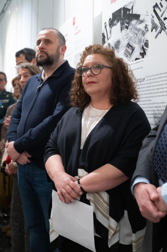 El director de Gogora, Alberto Alonso, y Alicia Gómez Cuadrado, hija del cocinero de la cafetería Rolando, durante la inauguración de la exposición 'ROLANDO 2:15-2:45. 50 años de la primera masacre de ETA'