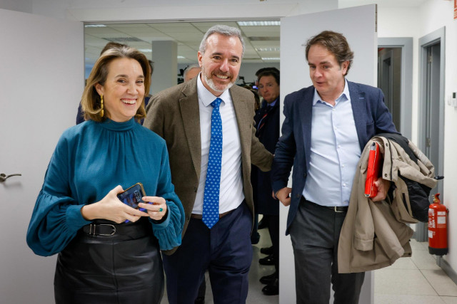 El presidente del Gobierno de Aragón, Jorge Azcón; el consejero de Hacienda, Roberto Bermúdez de Castro; y la secretaria general del PP, Cuca Gamarra.