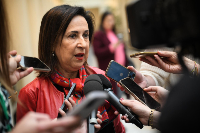 El La ministra de Defensa, Margarita Robles, atiende a los medios de comunicación a su llegada a una sesión de control al Gobierno, en el Senado, a 18 de marzo de 2025, en Madrid (España).
