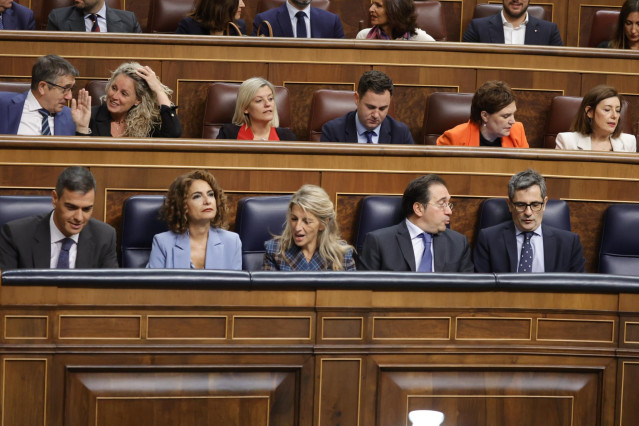 Archivo - El presidente del Gobierno, Pedro Sánchez; y parte de sus ministros en el banco azul del hemiciclo