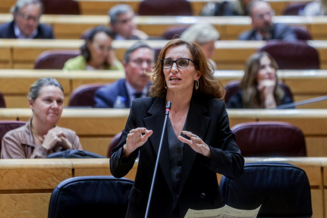 Archivo - La ministra de Sanidad, Mónica García, interviene durante una sesión de control al Gobierno en el Senado.