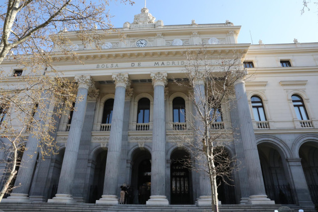 Archivo - Exterior del Palacio de la Bolsa que se ha levantado con una subida del Ibex 35 de un 0,67% en la media sesión de este martes, lo que llevaba al selectivo a situarse en los 8.500,8 enteros a las 12.10 horas, en Madrid, (España), a 9 de marzo de