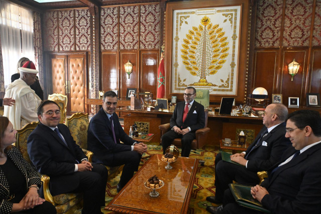 Archivo - El presidente del Gobierno español, Pedro Sánchez (2i), y el rey de Marruecos, Mohamed VI (c) en su primer viaje oficial de esta legislatura a Marruecos, a 21 de febrero de 2024, en Rabat (Marruecos)