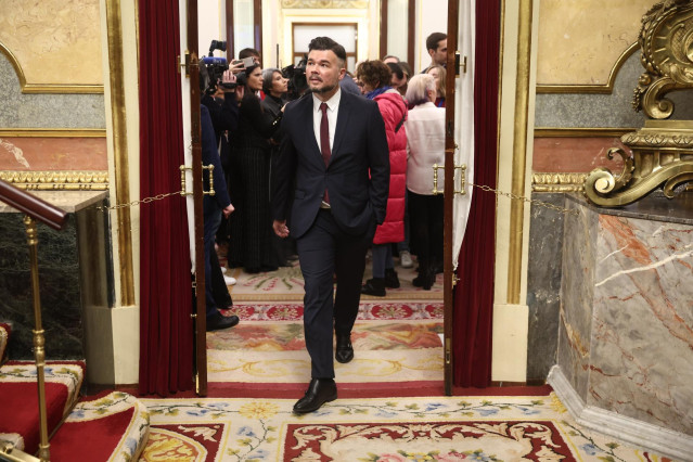 El portavoz de ERC en el Congreso, Gabriel Rufián, llega a una  una sesión de control al Gobierno, en el Congreso de los Diputados, a 19 de marzo de 2025, en Madrid (España).