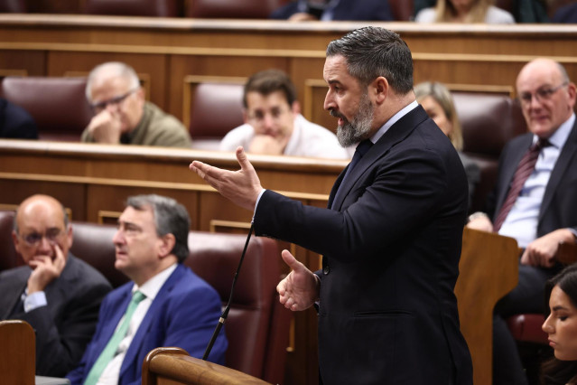 El presidente de VOX, Santiago Abascal, interviene durante una sesión de control al Gobierno, en el Congreso de los Diputados, a 19 de marzo de 2025, en Madrid (España).