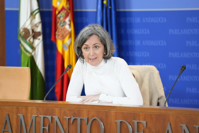 La diputada de Adelante Andalucía Begoña Iza, en rueda de prensa en el Parlamento.