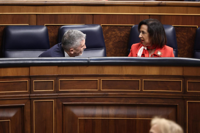 El ministro de Interior, Fernando Grande-Marlaska (i) y la ministra de Defensa, Margarita Robles (d), durante una sesión de control al Gobierno, en el Congreso de los Diputados, a 19 de marzo de 2025, en Madrid (España).