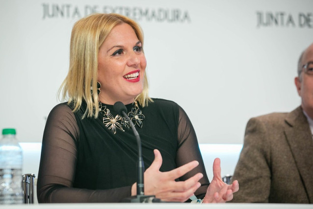 La consejera de Hacienda y Administración Pública de la Junta de Extremadura, Elena Manzano, en rueda de prensa en Mérida