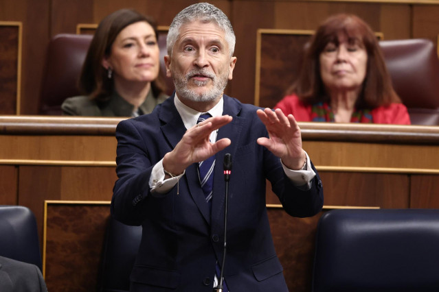 El ministro de Interior, Fernando Grande-Marlaska, interviene durante una sesión de control al Gobierno, en el Congreso de los Diputados