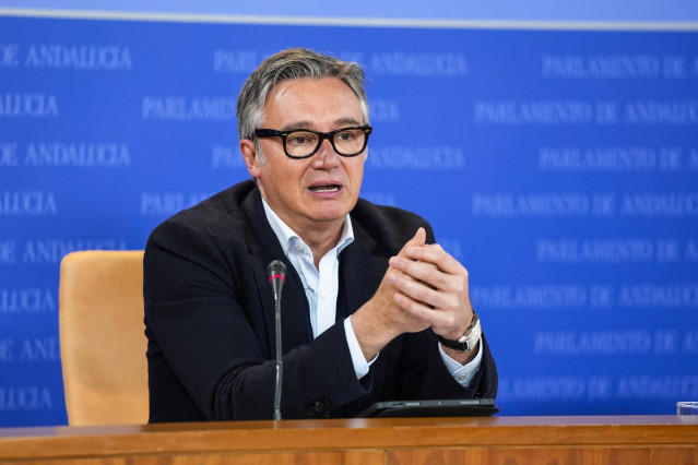 El portavoz del Grupo Parlamentario Vox, Manuel Gavira, durante la ronda de ruedas de prensa de portavoces de los grupos parlamentarios en el Parlamento de Andalucía, a 19 de marzo de 2025 en Sevilla (Andalucía, España). Los portavoces de los grupos parla