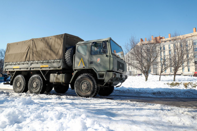 Archivo - Un camión de la Unidad Militar de Emergencias (UME) durante la limpieza de una de las carreteras llenas de nieve y hielo tras el paso de la borrasca 'Filomena', en Valdemoro, Madrid, a 12 de enero de 2021