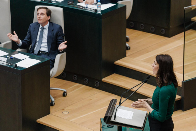 La jefa de la oposición del Ayuntamiento de Madrid y portavoz del grupo municipal de Más Madrid, Rita Maestre, y el alcalde de Madrid, José Luis Martínez Almeida, en el Palacio de Cibeles, a 25 de febrero de 2025, en Madrid (España).