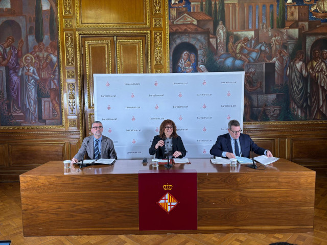 (I-D) El Presidente Del Comitè Assessor D'infraestructures Del Consistorio, Santi Vila; La Primera Teniente De Alcalde De Barcelona, Laia Bonet, Y El Ingeniero Jefe Del Ayuntamiento, Oriol Altisench