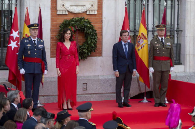 Archivo - La presidenta de la Comunidad de Madrid, Isabel Díaz Ayuso (2i), y el alcalde de Madrid, José Luis Martínez-Almeida (2d), durante el acto cívico militar con motivo del Día de la Comunidad de Madrid en la Puerta del Sol