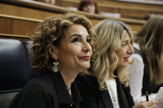 (I-D) La vicepresidenta primera y ministra de Hacienda, María Jesús Montero, y la vicepresidenta segunda y ministra de Trabajo, Yolanda Díaz, durante un pleno en el Congreso de los Diputados, a 12 de marzo de 2025, en Madrid (España).