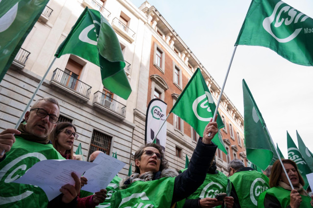 Archivo - Varias personas con banderas de CSIF durante una concentración de CSIF frente al Ministerio de Hacienda.