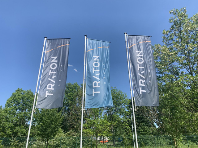 Archivo - Volkswagen se desprende de un 2,2% de su participación en Traton equivalente a 360 millones de euros.