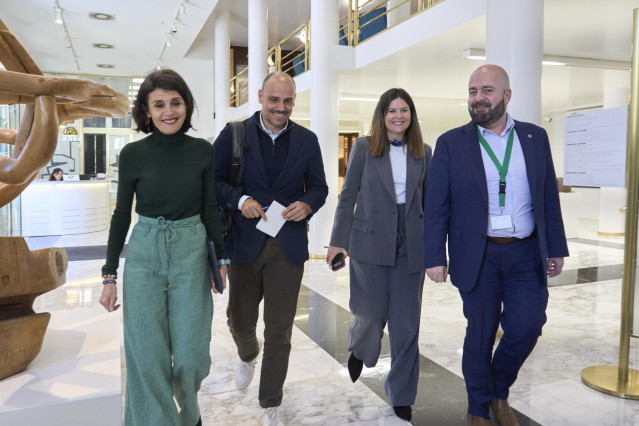 La consejera de Bienestar, Juventud y Reto Demográfico del País Vasco, Nerea Melgosa (1i), y el portavoz del Ejecutivo canario, Alfonso Cabello (2i)