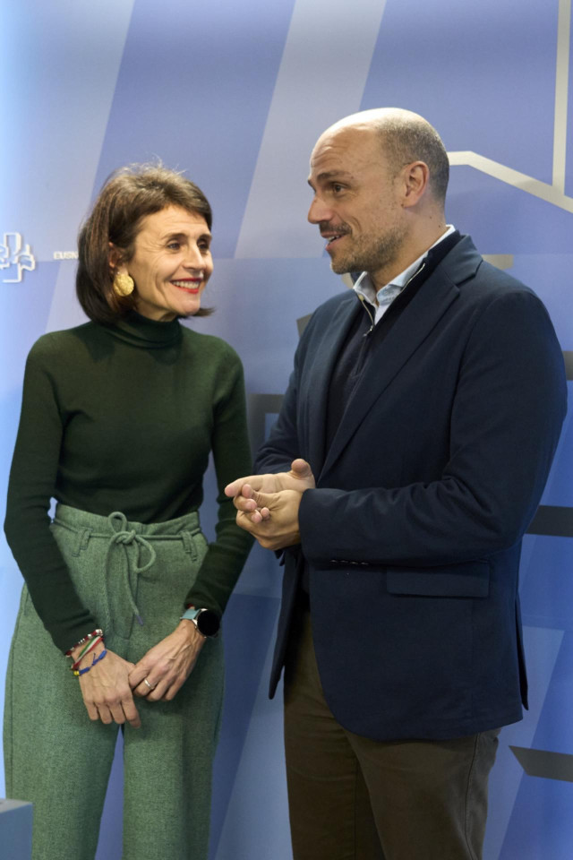 La consejera de Bienestar, Juventud y Reto Demográfico del País Vasco, Nerea Melgosa, y el portavoz del Ejecutivo canario, Alfonso Cabello