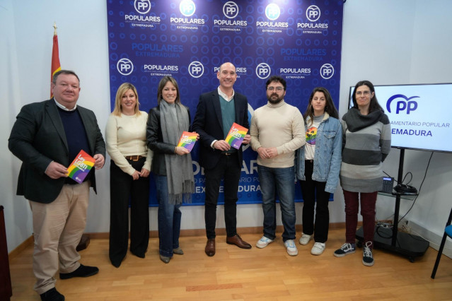 Diputados del Grupo Popular en la Asamblea y representantes de la Fundación Triángulo, durante el encuentro.