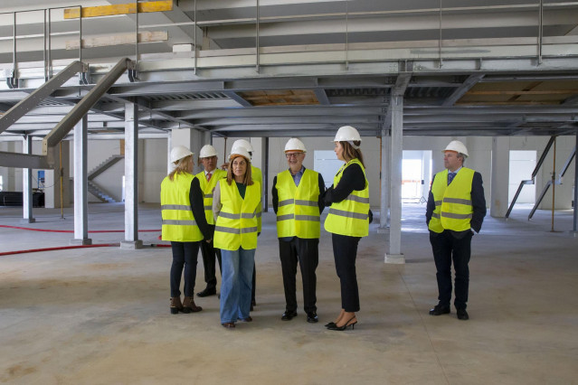 La presidenta de Cantabria, María José Sáenz de Buruaga, visita las obras de ampliación de la planta de Quesería Lafuente en Heras (Medio Cudeyo) junto al presidente de la empresa, José María Lafuente, y otras autoridades