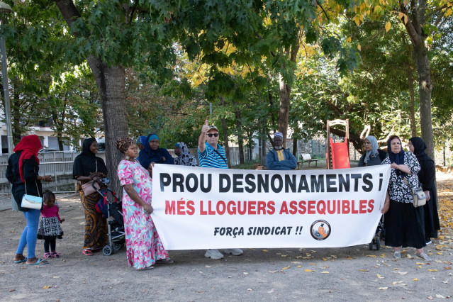 Archivo - Concentración de personas en protesta contra los deshaucios en el parque de la confluencia Teixidores-Filadores, a 13 de octubre de 2023, en Salt, Gerona, Cataluña (España).