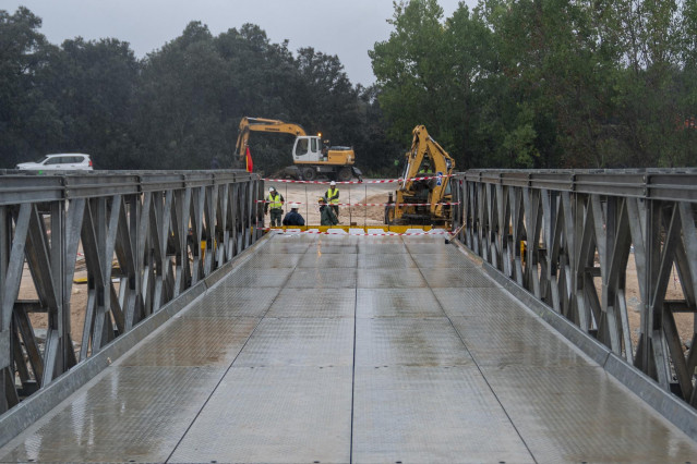 Archivo - Obras en el puente 'Mabey', después de que la DANA de lluvias torrenciales del pasado mes de septiembre destruyera varios de los accesos por carretera al municipio