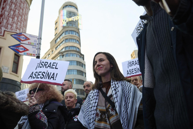 La portavoz de Podemos en el Congreso, Ione Belarra, durante una concentración de emergencia por los últimos ataques israelíes a palestinos en los que han muerto más de 400 personas, en la Plaza de Callao, a 19 de marzo de 2025, en Madrid (España).