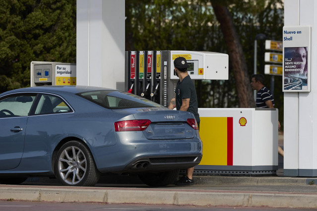 Archivo - Un coche reposta en una gasolinera, a 27 de agosto de 2023, en Madrid (España). El precio medio de los carburantes ha encadenado su séptima semana consecutiva de subidas, lo que ha llevado al litro de gasolina a superar la cota de los 1,7 euros