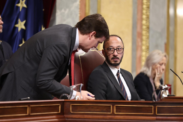 El secretario general del Congreso, Fernando Galindo, hablando con el vicepresidente primeroo, Alfonso Rodríguez Gómez de Celis (d), durante una sesión plenaria