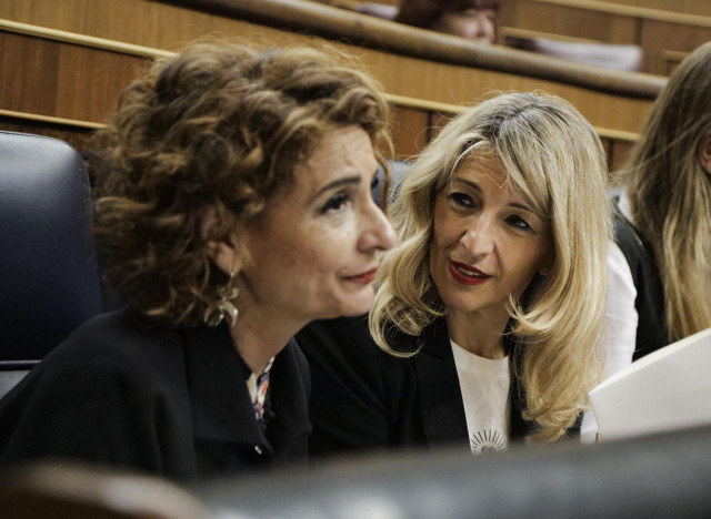 (I-D) La vicepresidenta primera y ministra de Hacienda, María Jesús Montero, y la vicepresidenta segunda y ministra de Trabajo, Yolanda Díaz