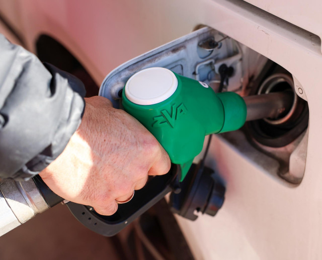 Archivo - Una persona reposta en una gasolinera, a 26 de diciembre de 2024, en Madrid (España). Coincidiendo con la primera fase de la operación salida de Navidad, que tuvo lugar desde el pasado 20 de diciembre hasta ayer, 25 de diciembre, los precios de