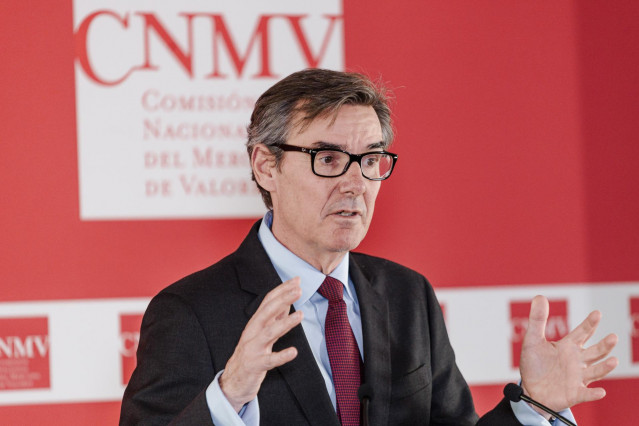 El presidente de la CNMV, Carlos San Basilio, interviene durante la presentación del plan de actividades para 2025, en la sede de la Comisión Nacional del Mercado de Valores (CNMV), a 26 de febrero de 2025, en Madrid (España).
