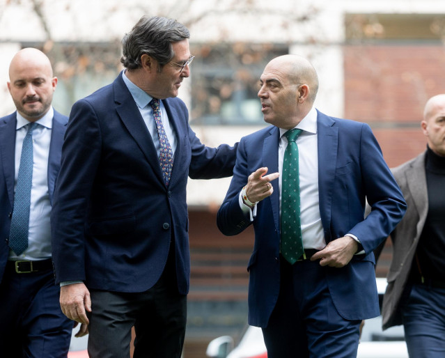 (I-D) El presidente de la CEOE, Antonio Garamendi, y el presidente de ATA, Lorenzo Amor, en una imagen de archivo