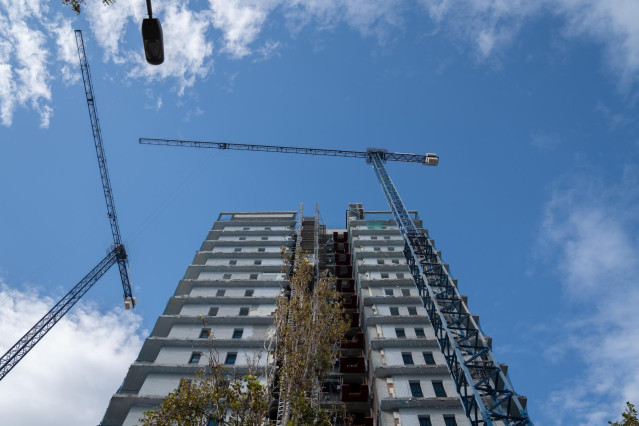 Archivo - Varias grúas en una zona de obras, a 31 de diciembre de 2022, en Barcelona, Cataluña (España).