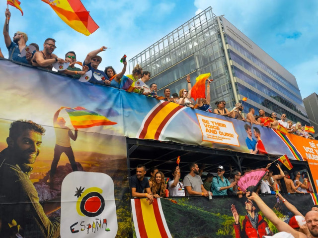 Carroza de Turespaña en el Orgullo.