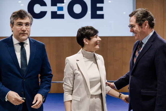 (I-D) El presidente de la CNC, Pedro Fernández Alén, la ministra de Vivienda y Agenda Urbana, Isabel Rodríguez, y el presidente de la CEOE, Antonio Garamendi, durante la asamblea general de la Confederación Nacional de la Construcción (CNC), en la sede de