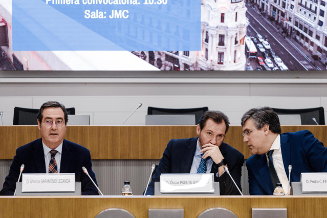 (I-D) El presidente de la CEOE, Antonio Garamendi, el ministro de Transportes y Movilidad Sostenible, Óscar Puente, y el presidente de la CNC, Pedro Fernández Alén