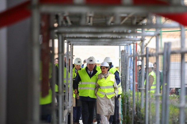 La ministra de Vivienda y Agenda Urbana, Isabel Rodríguez, y el  presidente de Castilla-La Mancha, Emiliano García-Page, durante una visita a tres edificios con 300 viviendas rehabilitados energéticamente, a 20 de marzo de 2025, en Tarancón, Cuenca, Casti
