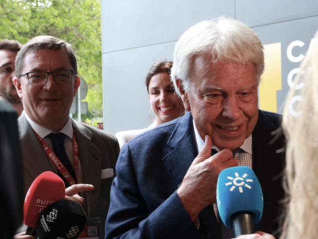 El expresidente del Gobierno Felipe González atiende a los medios en Sevilla antes de participar en una jornada organizada por Cesur.