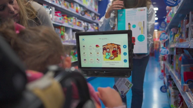 Archivo - Una usuaria utilizando su comunicador IRISBOND en terapia.