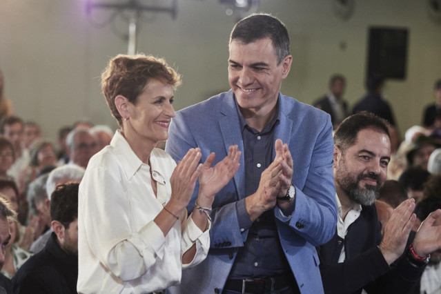 Archivo - El secretario general del PSOE y presidente del Gobierno, Pedro Sánchez, y la secretaria general del PSN y presidenta del Gobierno de Navarra, María Chivite, durante un acto en Pamplona en 2023.