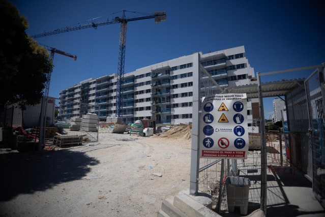 Archivo - Edificio de viviendas del Plan Vive en construcción.