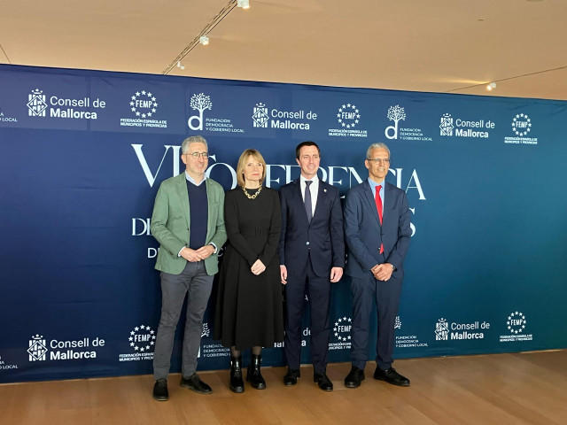 El presidente del Consell de Mallorca, Llorenç Galmés (2d), y el secretario de Estado de Política Territorial, Arcadi España (1i).