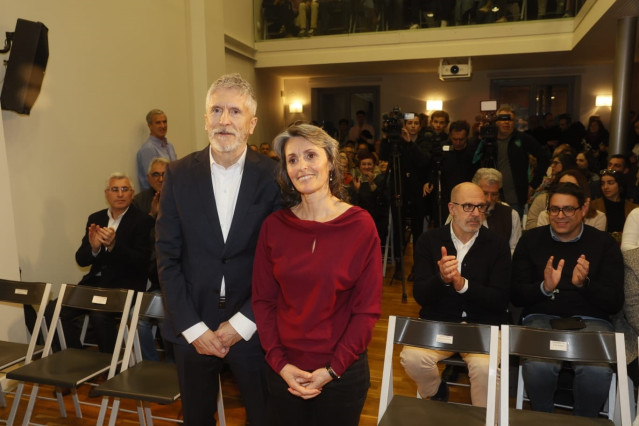 El ministro del Interior, Fernando Grande-Marlaska, junto a la doctora en Trabajo Social, Toñi Aretio, ambos galardonados con los IV Premios Alicia Izaguirre del PSOE