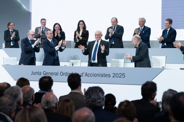 Ovación al presidente de Banco Sabadell, Josep Oliu, tras su discurso en la Junta General de Accionistas 2025 de la entidad.