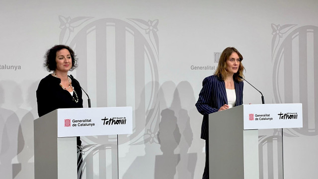 La consellera de Economía y Finanzas de la Generalitat, Alícia Romero, y la líder de los Comuns en el Parlament, Jéssica Albiach, en rueda de prensa
